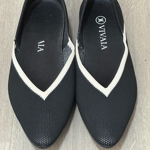 VIVAIA Pointed-Toe V-Cut Flats - Picture 2 of 4